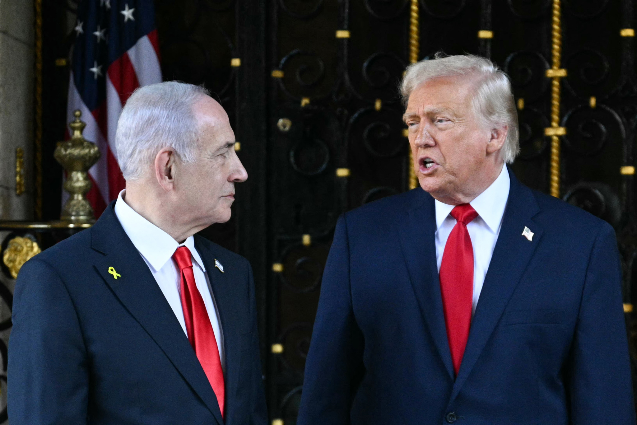 US-Präsident Donald Trump begrüsst Israels Premierminister Benjamin Netanyahu in Mar-a-Lago, Palm Beach, Florida, am 29. Dezember 2025.