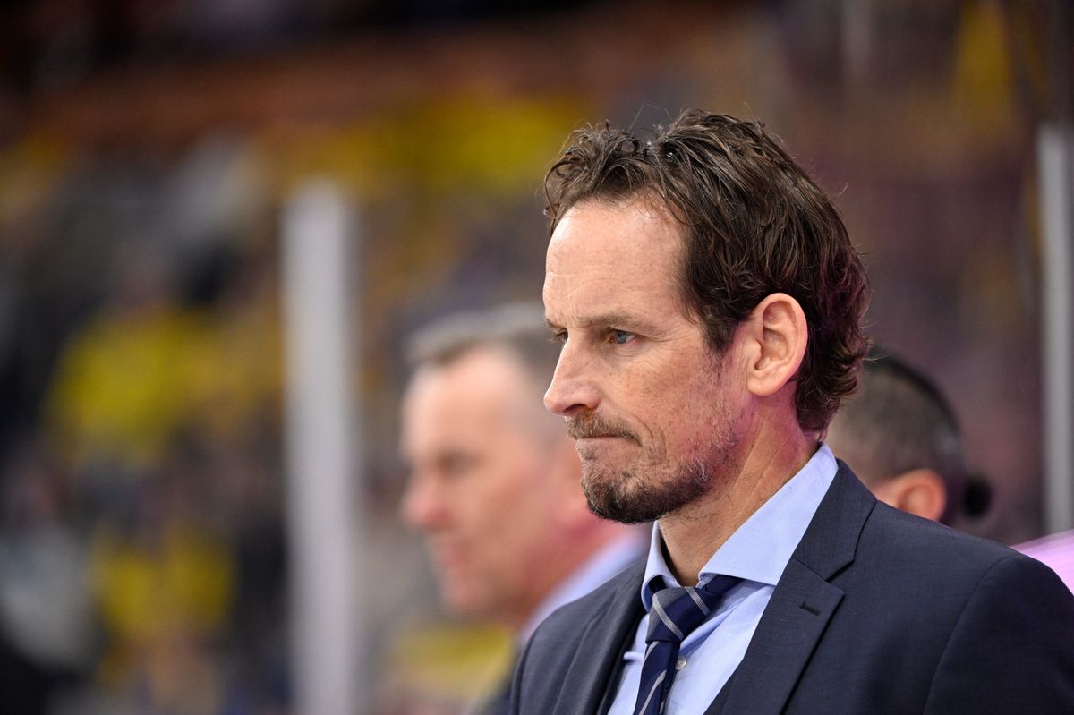 epa11142924 Switzerland's head coach Patrick Fischer during the Beijer Hockey Games (Euro Hockey Tour) ice hockey match between Sweden and Switzerland at Lofbergs Arena in Karlstad, Sweden, 10 February 2024.  EPA/Pontus Lundahl SWEDEN OUT