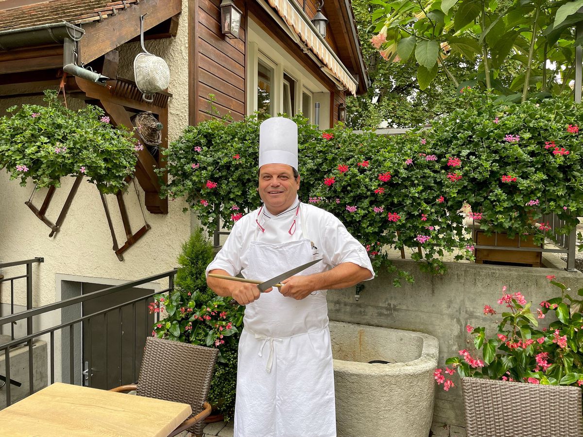 Yves Casanova aiguise son couteau en prévision de sa carte de chasse, qui sera lancée à la fin du mois de septembre.