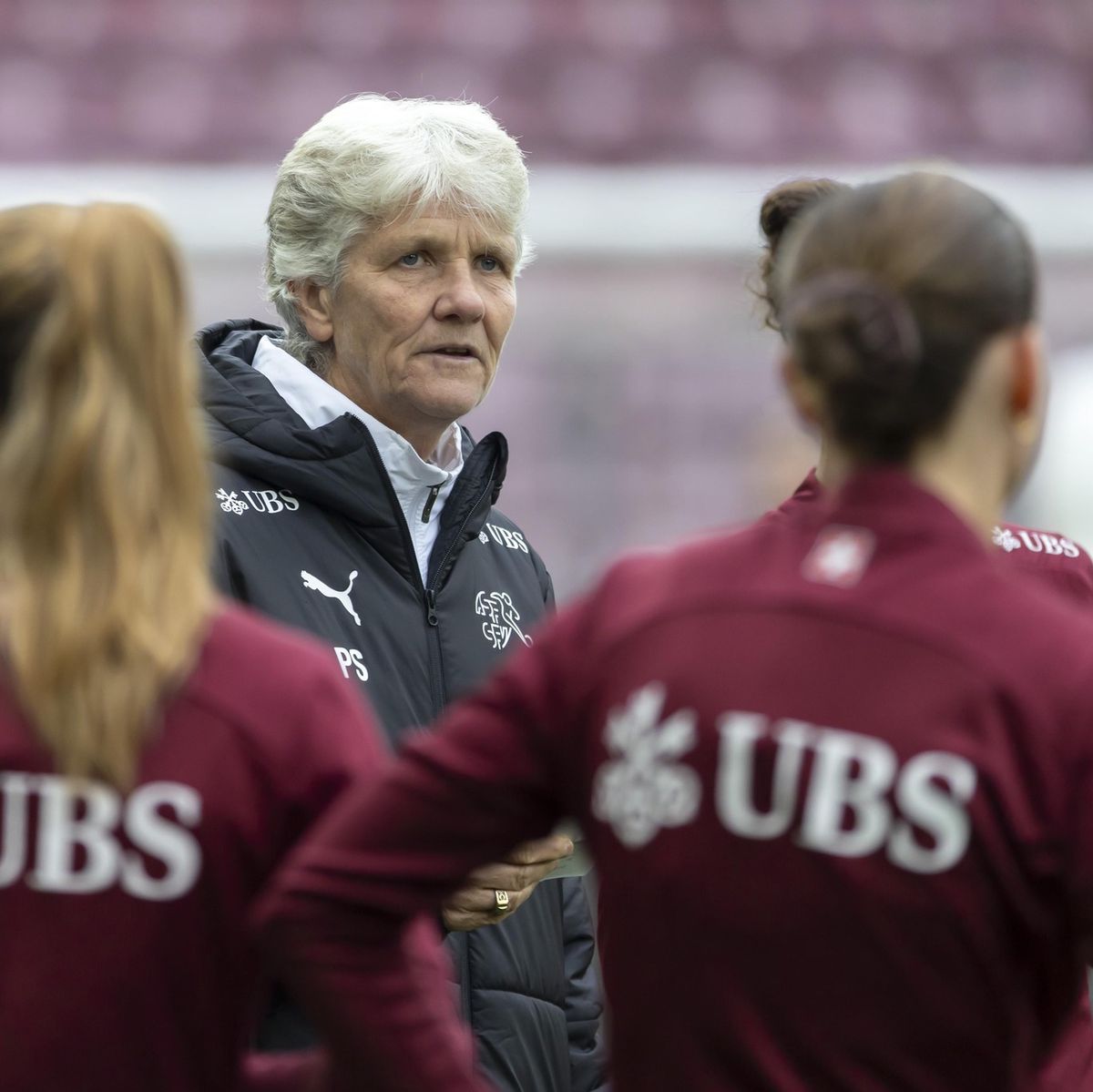 L’entraîneuse de la Suisse, Pia Sundhage, parle à ses joueuses pendant une séance d’entraînement au Stade de Genève avant un match amical contre la France.
