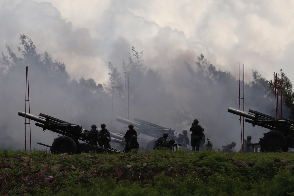 Soldats taïwanais rechargeant de l'artillerie lors d'un exercice de tir réel à Pingtung, Taiwan, le 9 août 2022, simulant une défense contre une invasion chinoise.