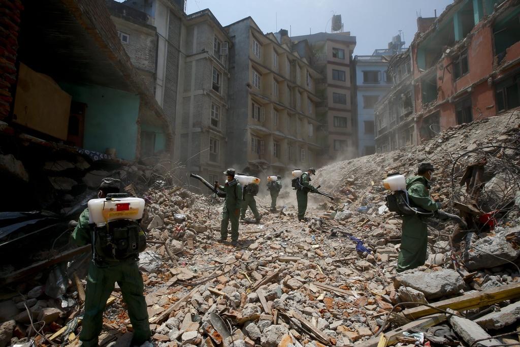 Seuchengefahr im Trümmerfeld: Ein chinesisches Rettungsteam desinfiziert Geröll von zerstörten Häusern, am 6. Mai 2015, Balaju, Kathmandu.  