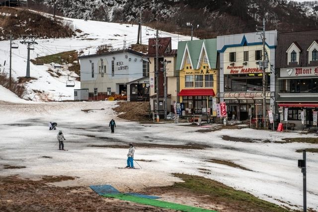 Dieses Skigebiet in Minamiuonuma musste wegen des Schneemangels mehrere Pisten schliessen. Foto: Carl Court/Getty Images