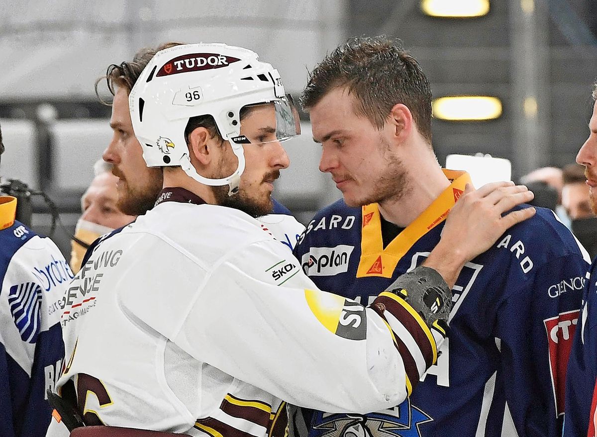 Le capitaine genevois, Noah Rod (à g.), félicite Grégory Hofmann, auteur de deux buts vendredi soir.
