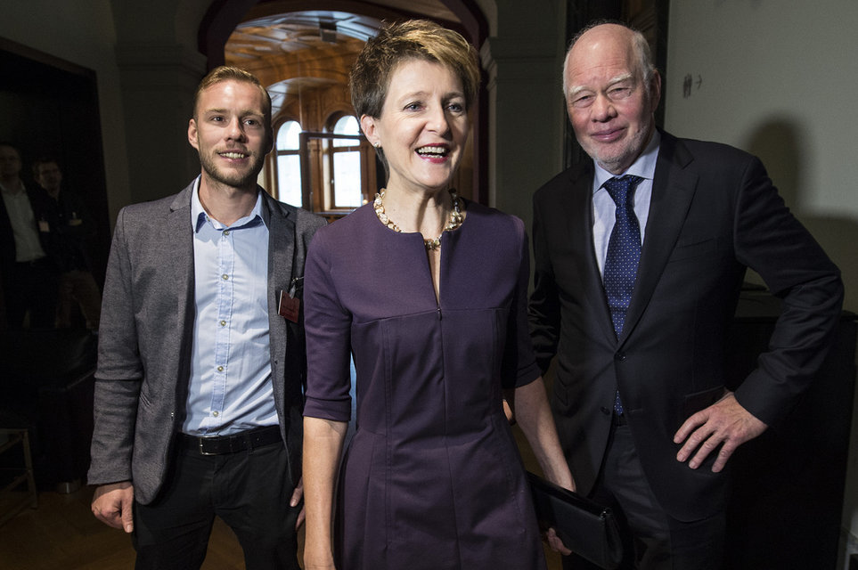 Schriftsteller Hartmann arbeitet hingegen meist ganz alleine und würde Abends gerne ein bisschen plaudern: Hartmann (r.) mit Sommaruga (Mitte) kurz nach deren Wahl zur Bundespräsidentin und Sohn Jonas Lehmann (Lukas Hartmann heisst mit bürgerlichem Namen Hans-Rudolf Lehmann) in Bern. (3. Dezember 2014)