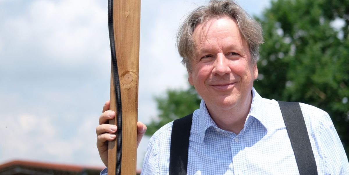 26.06.2021, Sachsen-Anhalt, Roßbach: Jörg Kachelmann, Meteorologe und Moderator, steht am Strömungsmesser einer Wetterstation. In einem Weinberg der Anbauregion Saale-Unstrut wurde am Samstag eine neue Messeinrichtung in Betrieb genommen. Foto: Sebastian Willnow/dpa-Zentralbild/dpa +++ dpa-Bildfunk +++ (KEYSTONE/DPA/Sebastian Willnow)