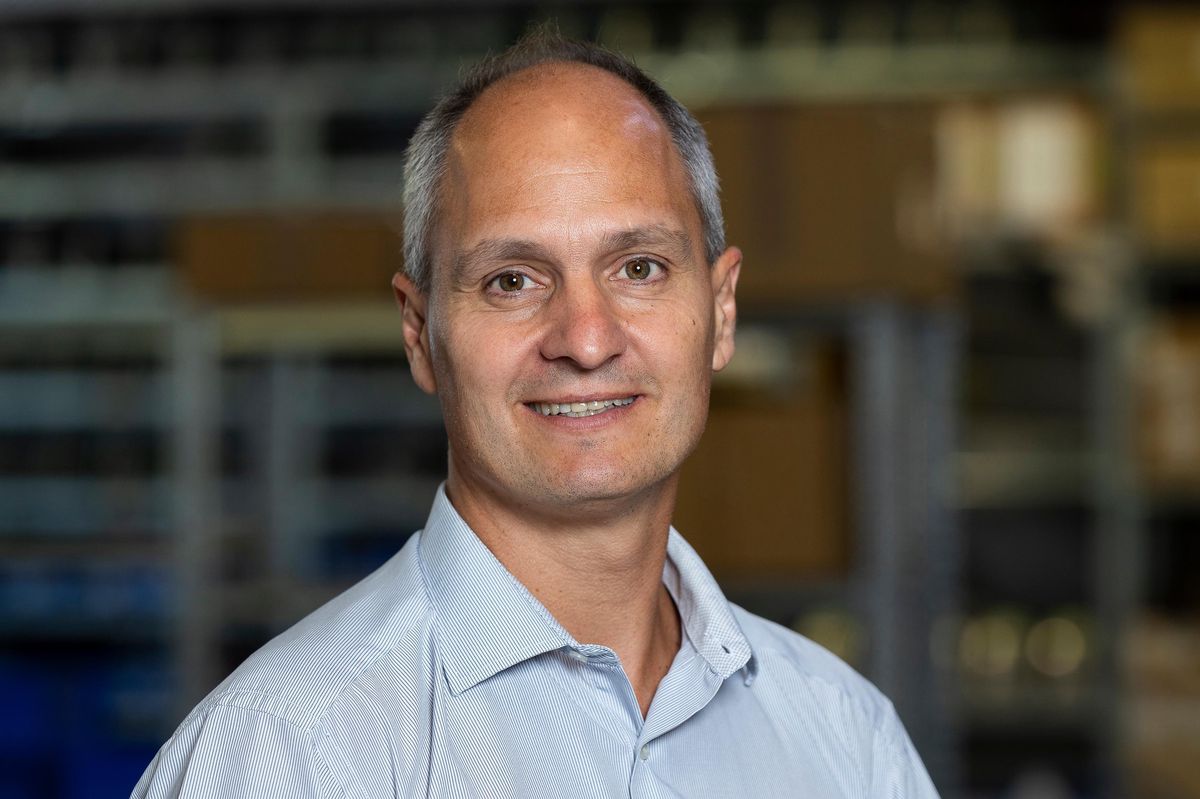 À gauche, Philippe Menoud, directeur d’IEM. À droite, de haut en bas: un exemple de PrestoPak, le circuit imprimé d’une ancienne machine et l’écran tactile d’une nouvelle borne.