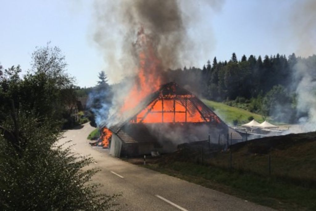 Grange détruite par les flammes à Glashütten
