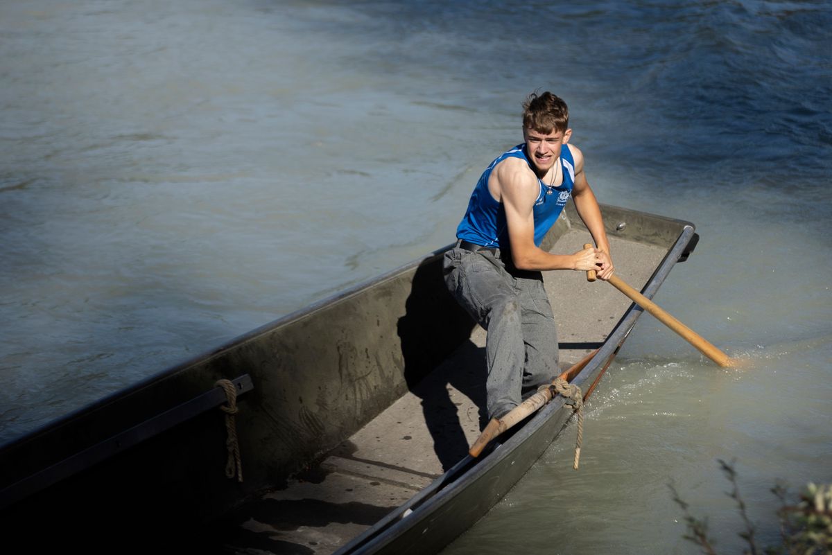 Un concurrent au Championnat suisse des pontonniers, le 1er septembre 2024 à Bex, rame dans une barque sur le Rhône.