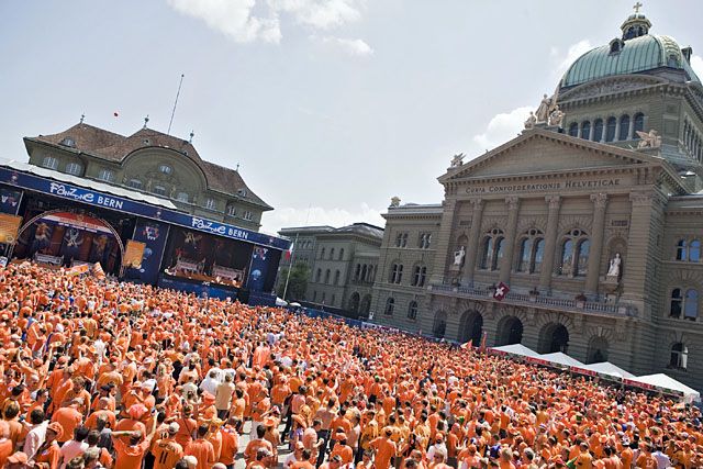 Ein Bild, das uns nicht mehr aus dem Kopf geht: Holländische Fans auf dem Bundesplatz. (Beat Schweizer)