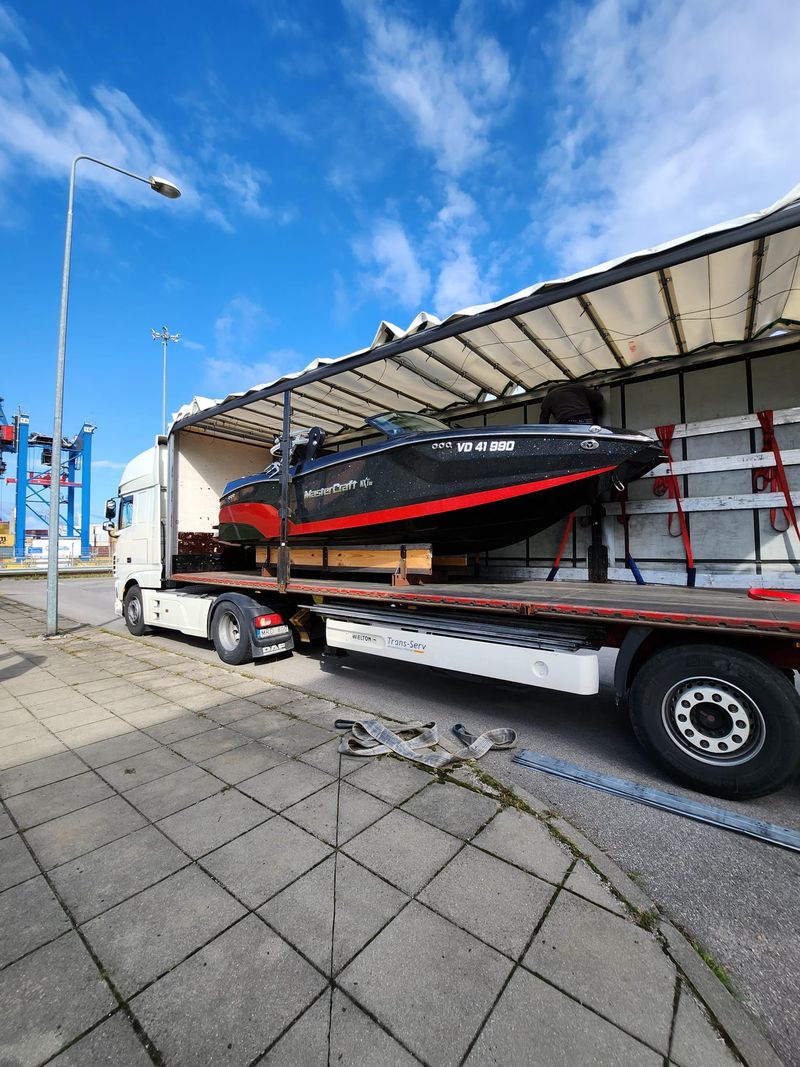 Plus autant rutilant qu’à ses débuts mais encore plus ou moins entier, le bateau à moteur de Lutry est de retour sur les rives du Léman après avoir traversé deux fois l’Europe, dont une fois de manière totalement illégale…