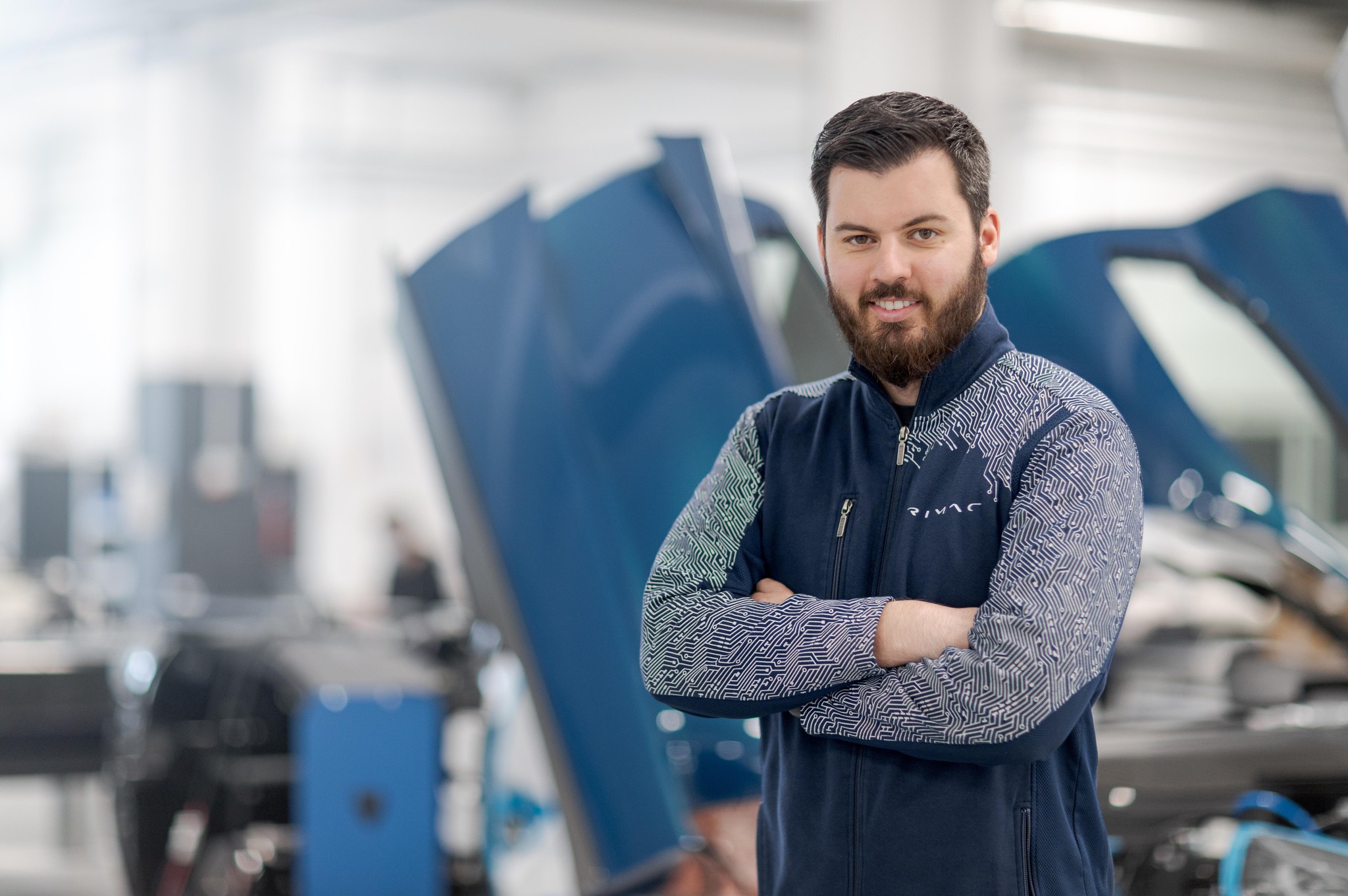 Da die Leidenschaft für Leistung, die Sucht nach Speed und die Freude am Fahren, dort das Engagement für Elektromobilität und eine bessere Welt ‚Äì für Rimac ist das kein Widerspruch