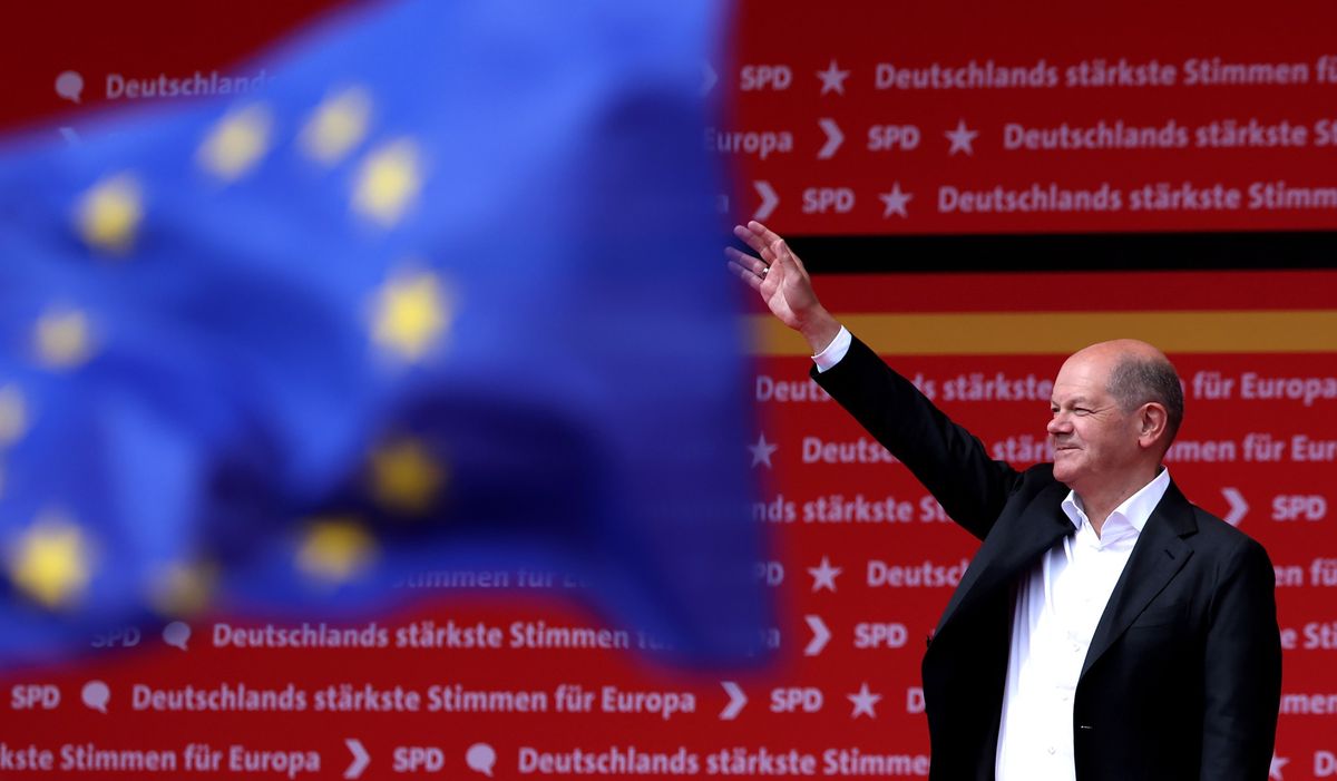 epa11397971 German Chancellor Olaf Scholz waves after his speech during the Social Democratic Party (SPD) election campaign for the European elections in Duisburg, Germany, 08 June 2024. The European Parliament elections are scheduled across EU member states from 06 to 09 June 2024.  EPA/FRIEDEMANN VOGEL
