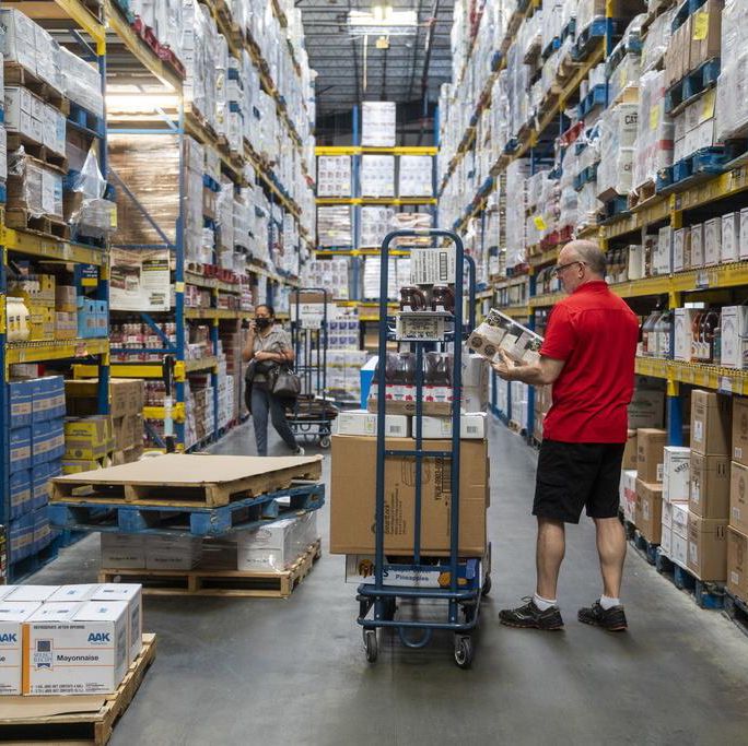 Ein Käufer lädt Restaurantbedarf auf seinen Wagen im Restaurant Depot in Alexandria, Virginia. Die Preise steigen stark, Lebensmittelinflation übertrifft Restaurantpreise im sechsten Monat in Folge.