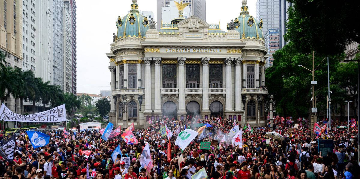 Thousands March in Rio Against Flávio Bolsonaro Ahead of Runoff