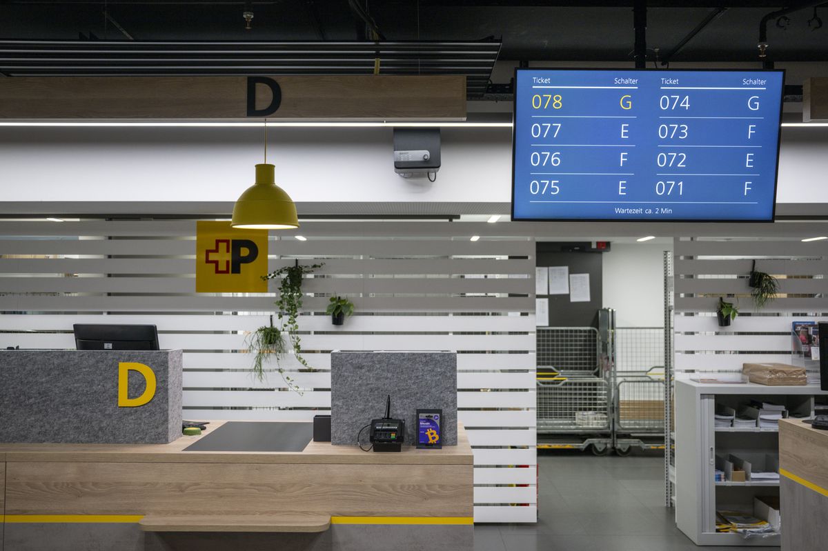 ARCHIV -- ZUR MELDUNG SCHWEIZERISCHE POST SCHLIESST FILIALEN STELLEN WIR IHNEN FOLGENDES BILDMATERIAL ZUR VERFUEGUNG - Sicht auf Bedienstationnen in der neuen Vorzeigefiliale PostParc, am Montag, 20. November 2023, in Bern. Taeglich wird diese Filiale von 2200 Kundinnen und Kunden besucht. Das Herzstueck ist der Baldachin. Dieser Bereich dient als Aufschlagpunkt für Anliegen rund um die Philatelie, aber auch als Warteraum für Kundinnen und Kunden oder zur Kundenberatung. (KEYSTONE/ Peter Schneider).