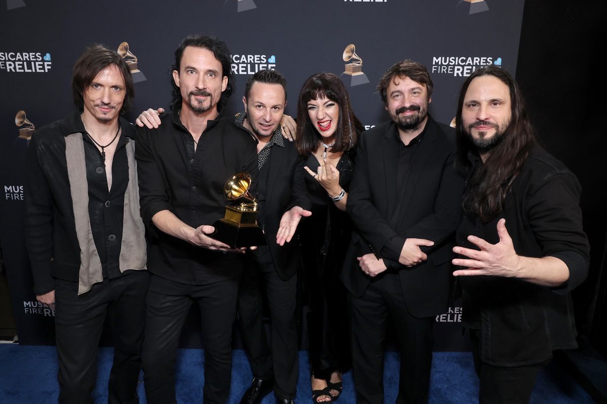Les membres de Gojira, Mario Duplantier, Joe Duplantier, Jean-Michel Labadie, Marina Viotti, Victor Le Masn, et Christian Andreu posent avec le Grammy pour la meilleure performance metal lors de la 67e cérémonie annuelle des Grammy Awards à Los Angeles, le 2 février 2025.