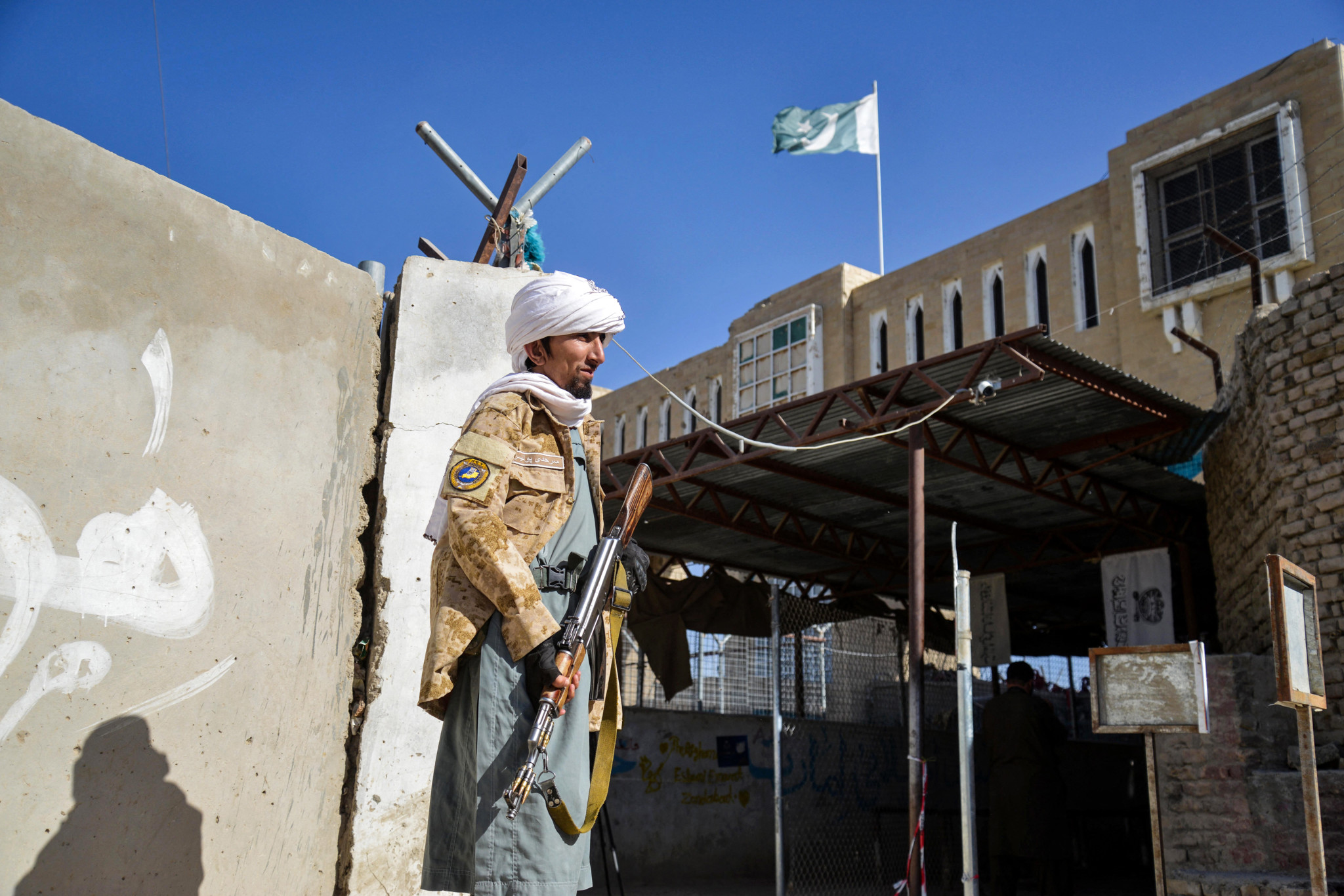 Pakistani and Afghan forces clash