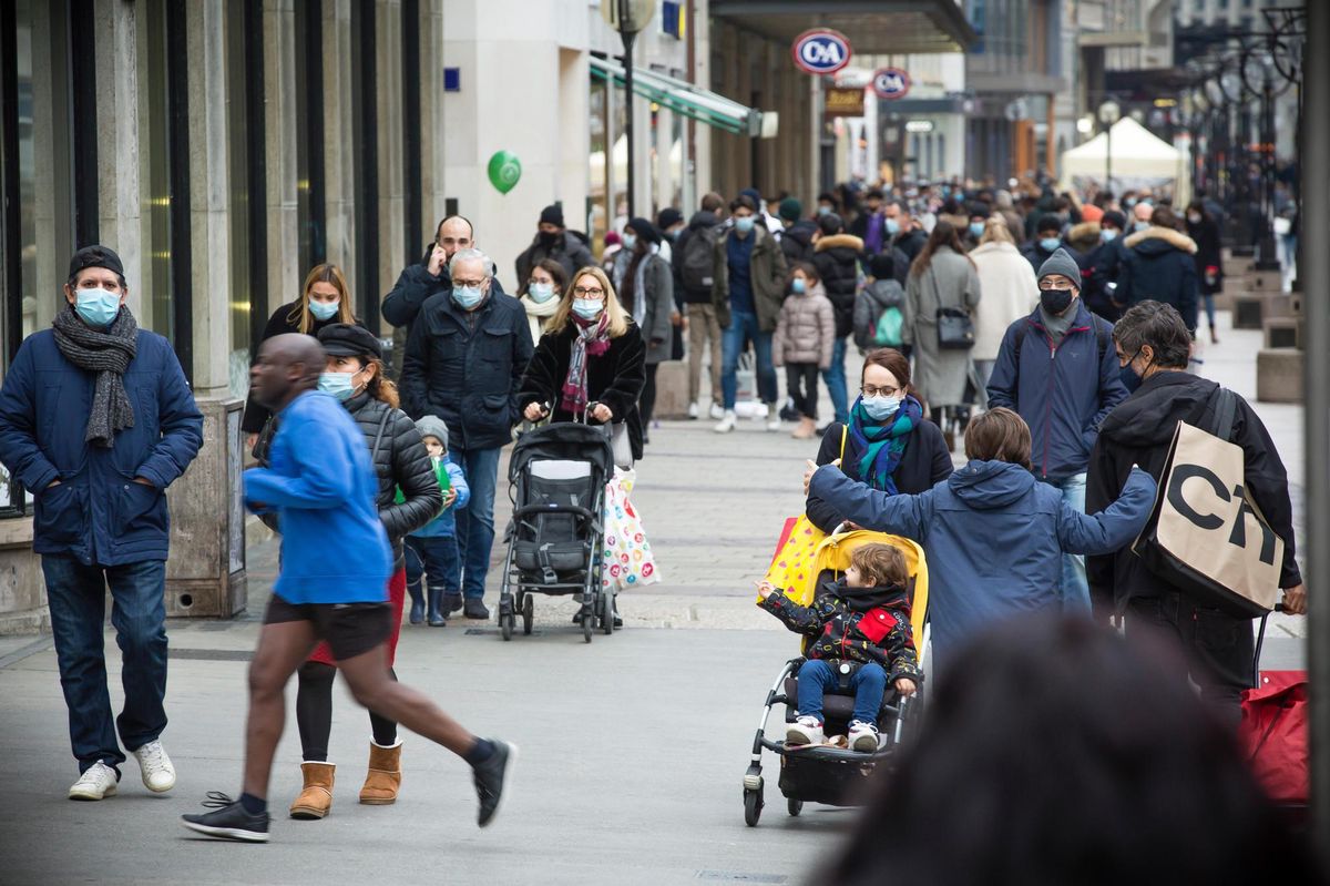 Malgré le va-et-vient des clients, l’atmosphère est particulièrement calme dans les Rues-Basses en ce jour de réouverture des commerces.