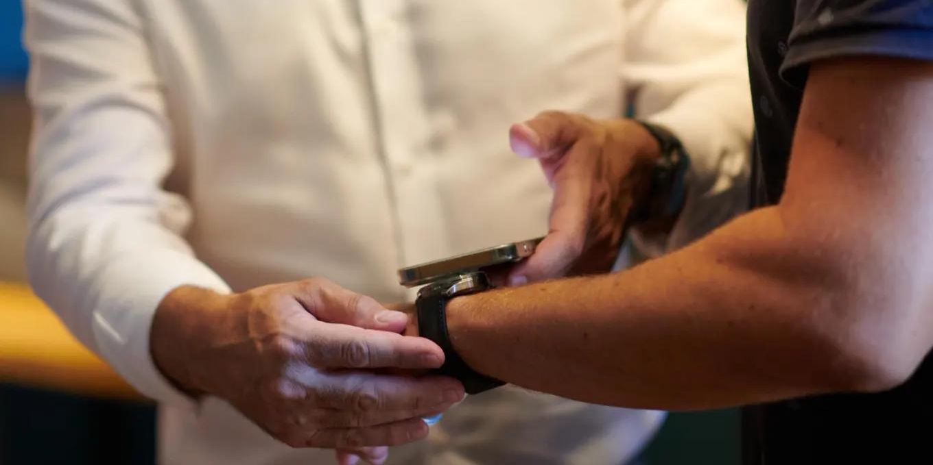 Thomas Baillod (chemise blanche) avec l’un des «afluendor» de sa marque, un vrai client qui achète sa montre et partage sa passion.