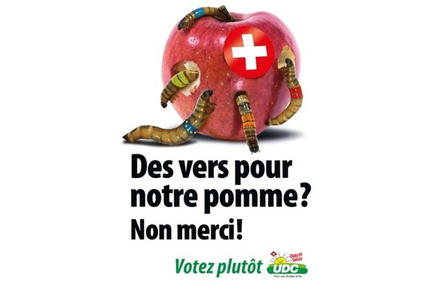 L'affiche qui fâche: L'UDC a dévoilé dimanche son placard destiné à la campagne pour les élections fédérales du 20 octobre. Quatre des cinq vers qui s'attaquent à la pomme suisse font référence à quatre partis politiques (le rouge pour le PS, le bleu pour le PLR, l'orange pour le PDC et le vert pour le Parti écologiste). Le cinquième ver, le plus gros et qui semble le plus vorace, arbore les couleurs de l'Union européenne. L'UDC désigne ainsi ceux qu'elle considère comme l'ennemi de la Suisse.