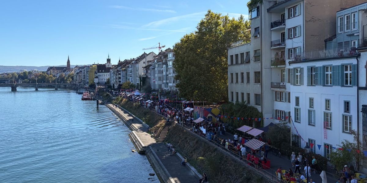 FC Basel: Fans celebrate in the «Rotblau Gass» in St. Johann