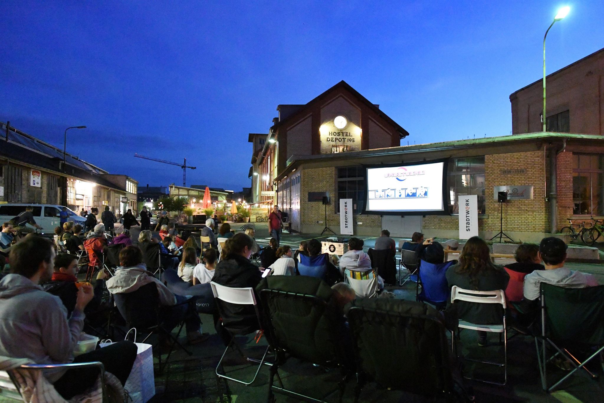 Das Cinéma Solaire auf dem Lagerplatz funktioniert mit Solarstrom – auch dieses Projekt bekam Unterstützung aus dem Klimafonds. 