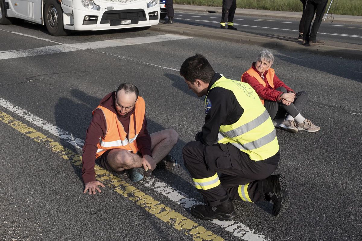 Activiste pour le climat depuis 2019 Nicolas Presti s’est collé la main sur le bitume au moment de l’arrivée de la police. Ce sont les ambulanciers qui ont dû le décoller.