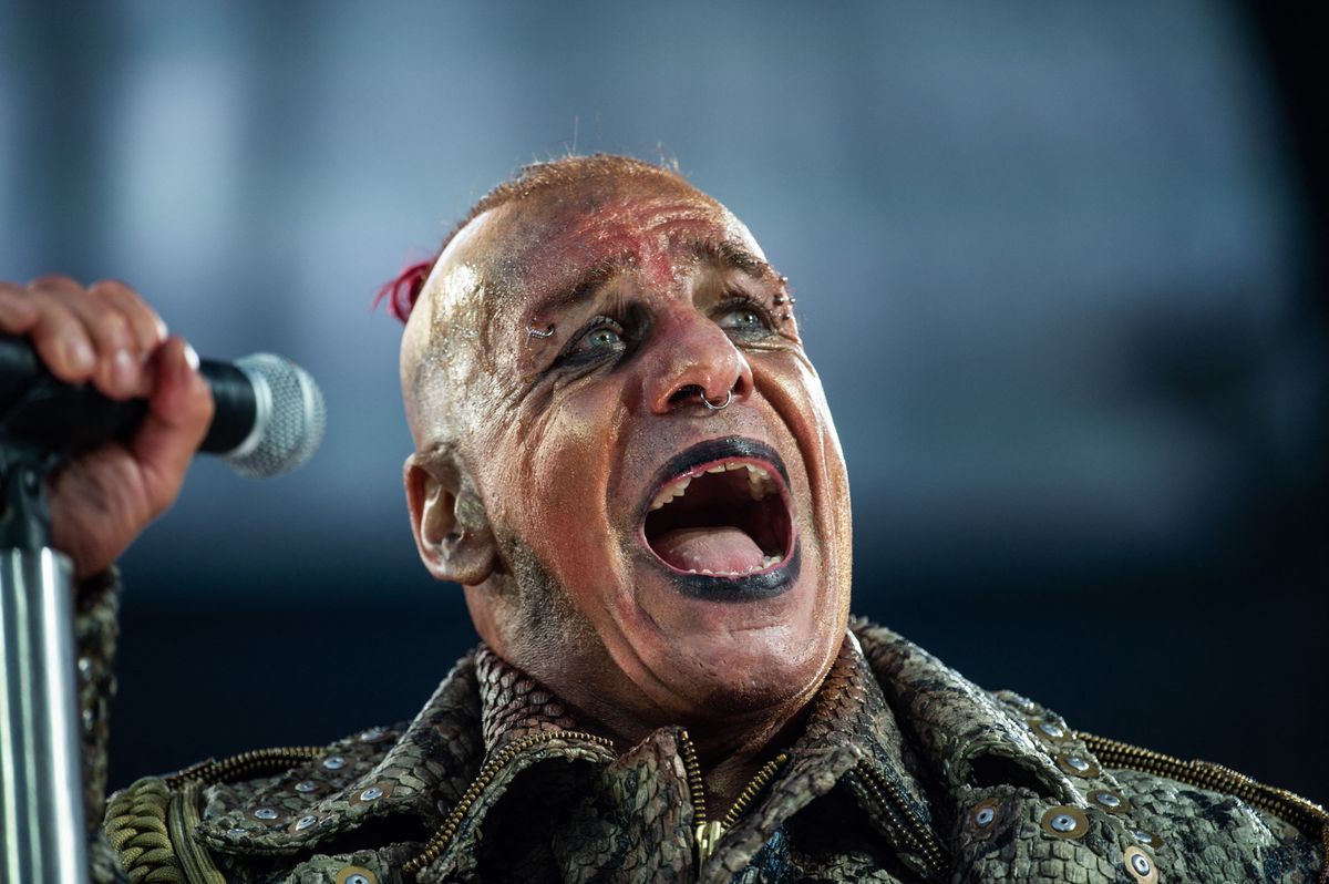 Le chanteur du groupe de metal allemand Till Lindemann lors d’un concert en 2019 à Hanovre.