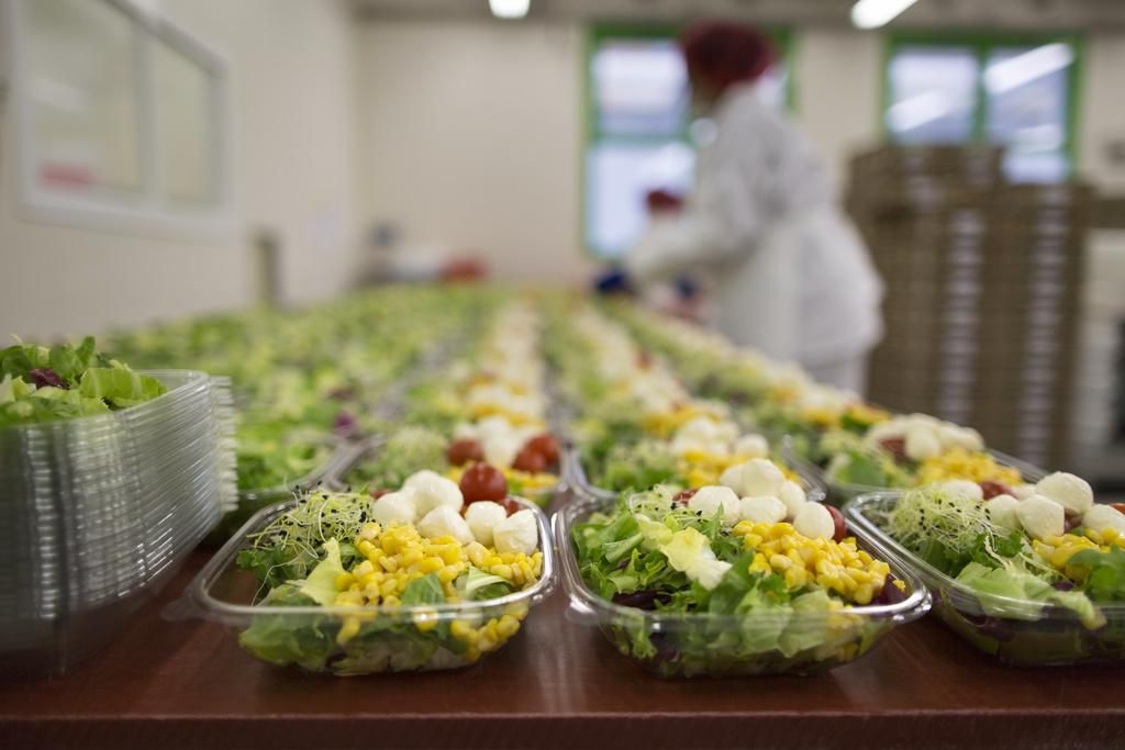 Aktuell nicht zum Verzehr empfohlen: Fertigsalate von Migros, Coop und Denner können Listerien enthalten. 