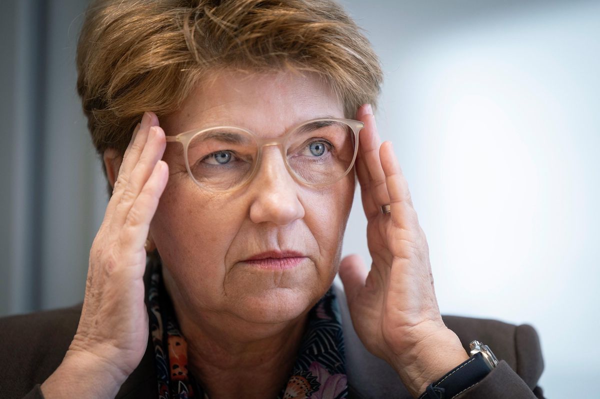 Viola Amherd, ministre suisse de la Défense et future présidente de la Confédération en 2024, ajustant ses lunettes.