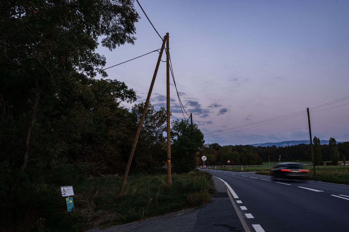 Genève, le 8 septembre 2023.
Un accident mortel a eu lieu au début de l'année. Venant de la route de Verbois, la voiture circulait route d'Aire-la-Ville en direction de Bernex. A la hauteur du no 88 elle est partie en embardée et a fini sa course contre un poteau de béton contenant les installations électriques des SIG. 
Photo Pierre Albouy/Tribune de Genève