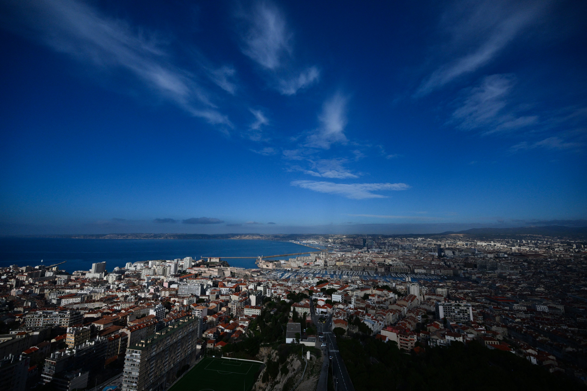 Blick von der Basilika Notre-Dame de la Garde auf die Stadt Marseille, Südfrankreich, mit blauem Himmel und Wolken am 23. Januar 2025.