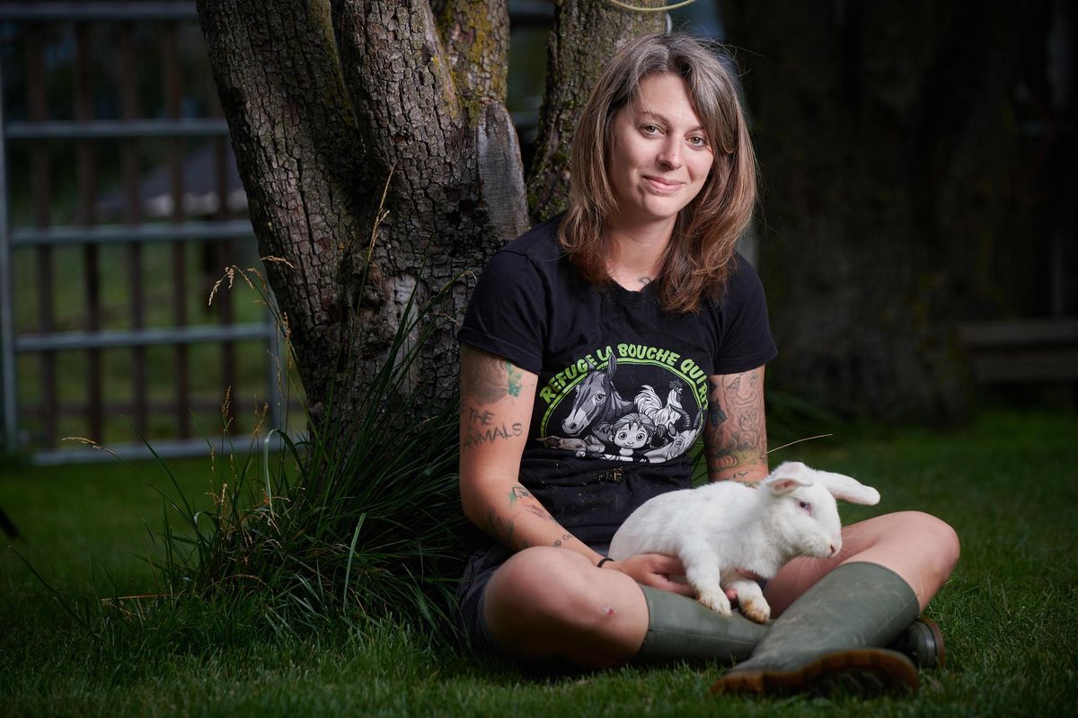 Wendy Pichard, fondatrice du refuge La Bouche qui Rit pose avec «Mama», un de ses nombreux protégés. 