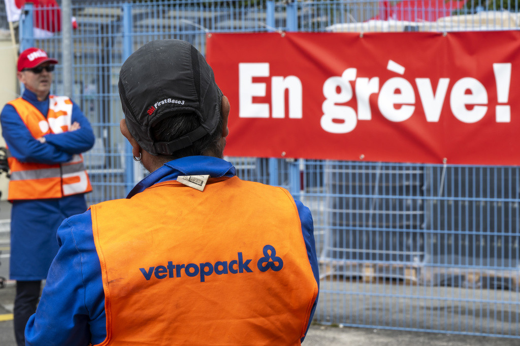 Les salaries de l'entreprise Vetropack manifestent pour demander aucun licenciement avant la fin des negociations du plan social, lors d'une action avec les syndicats Unia et Syna sur le site de la verrerie, ce jeudi 24 mai 2024 a St-Prex. Le fabricant d'emballages en verre Vetropack evalue la possibilite de fermer son usine historique de St-Prex, dans le canton de Vaud. 180 emplois sont menaces. (KEYSTONE/Martial Trezzini)