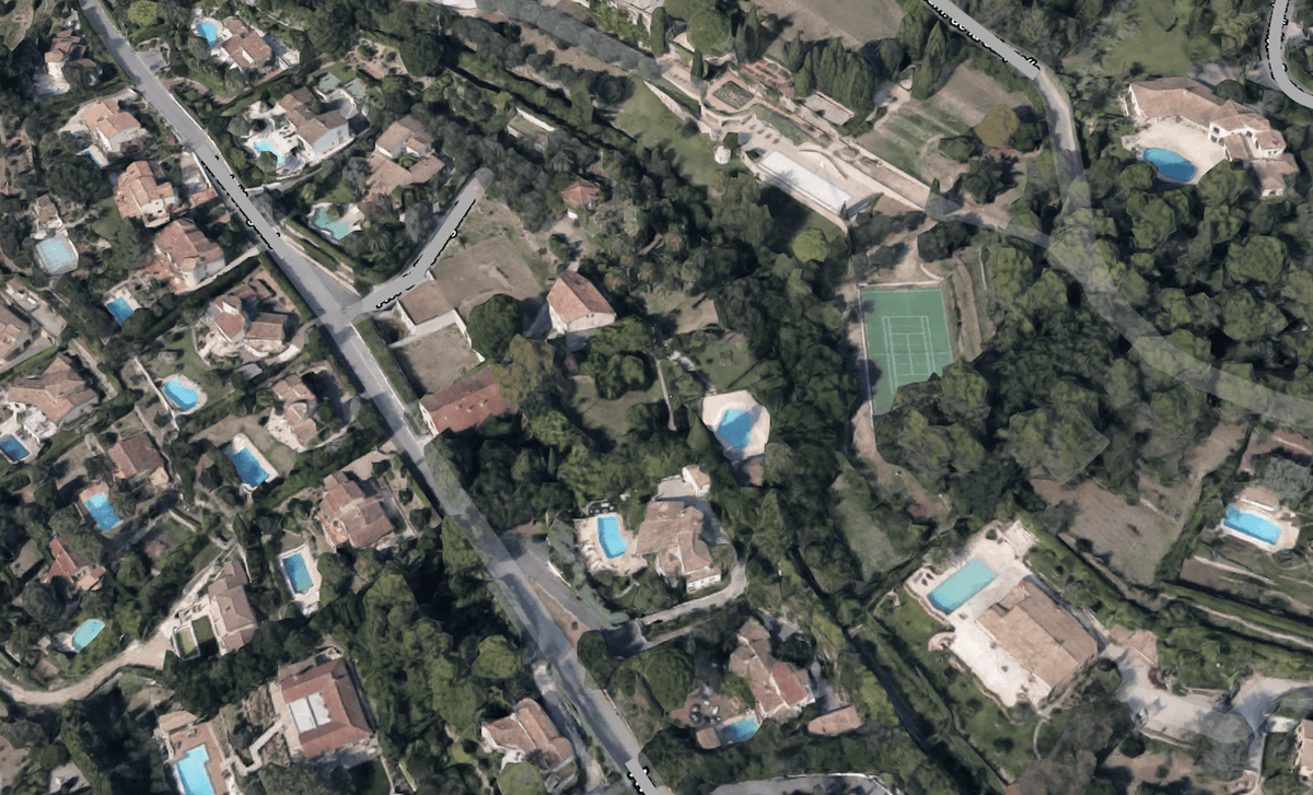 Quelque part dans le sud de la France. En 2019, rien que dans les Alpes-Maritimes, 3000 piscines non-déclarées ont répertoriées par la fisc français.