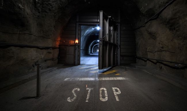 L'entrée sécurisée du tunnel d'accès au Laboratoire des roches du Mont-Terri, creusé à 300 mètres sous la surface, près de Saint-Ursanne dans le nord-ouest du canton du Jura suisse.-