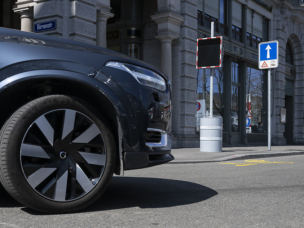Ein Auto fährt an einem Lärmdisplay in Zürich vorbei, das im Rahmen eines Tests zur Lärmüberwachung von lauten Autos eingesetzt wird.