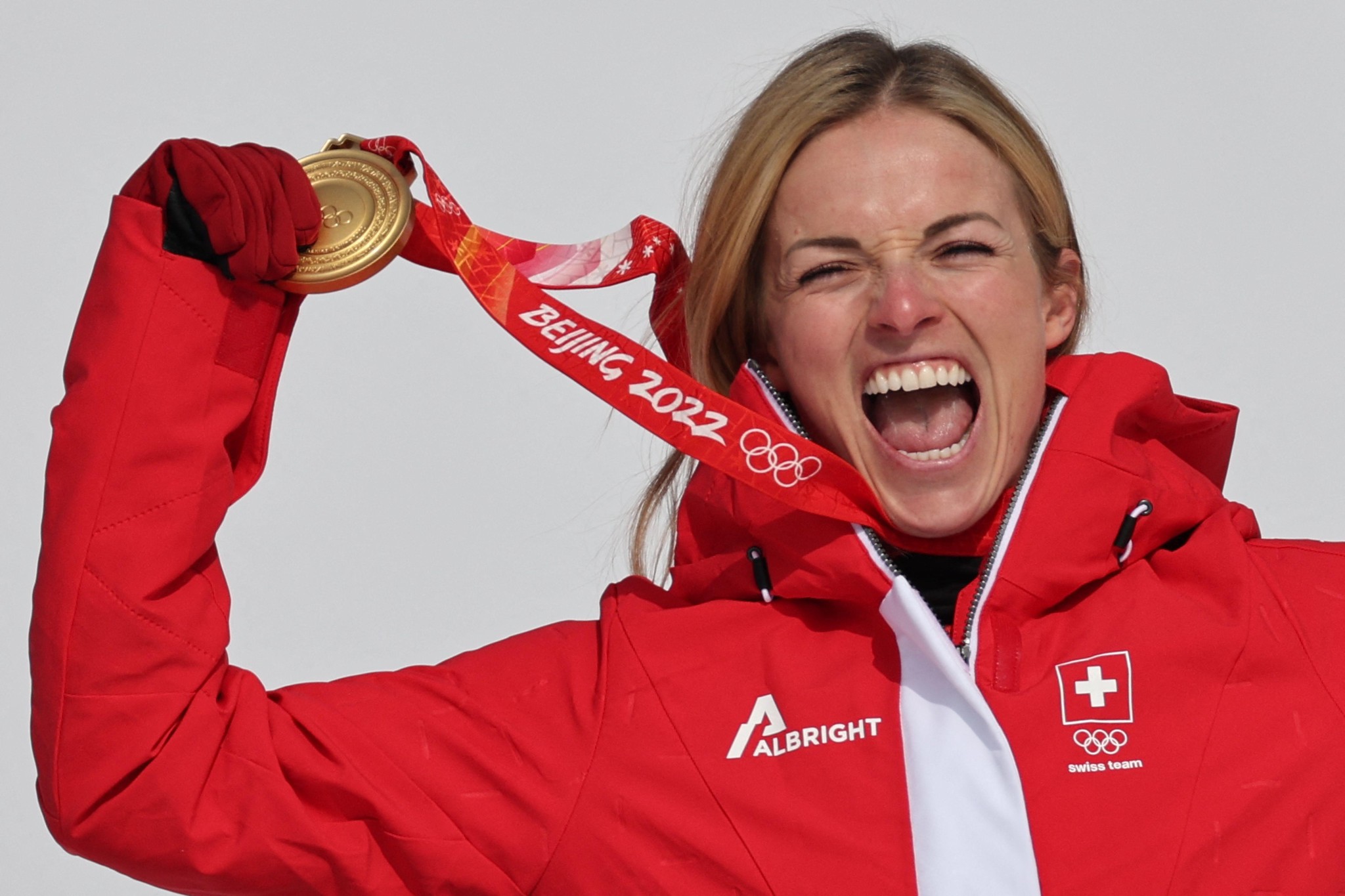 Le bronze en slalom géant après une folle remontée en seconde manche, puis l’or tant espéré lors du super-G, sa discipline fétiche. Il ne manque désormais plus rien à son palmarès, avant la descente olympique prévue mardi 15 février