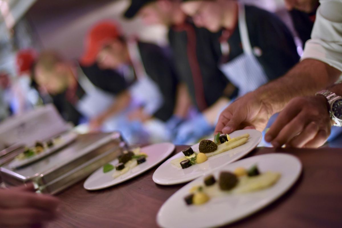 Des chefs étoilés unissent leur talent pour concocter un menu à cuisiner en groupe.