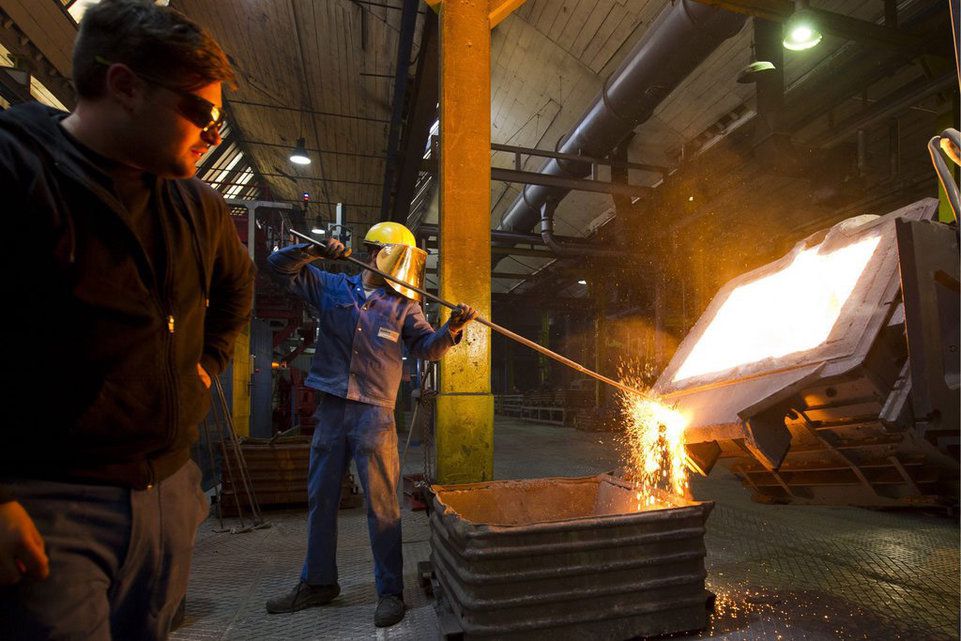 In der Giesserei Von Roll in Emmenbrücke wird Stahl verarbeitet. In der Schweizer Maschinen-, Elektro- und Metallindustrie sind im ersten Halbjahr 2013 die Aufträge zurückgegangen. (Bild vom 5. Februar 2013)