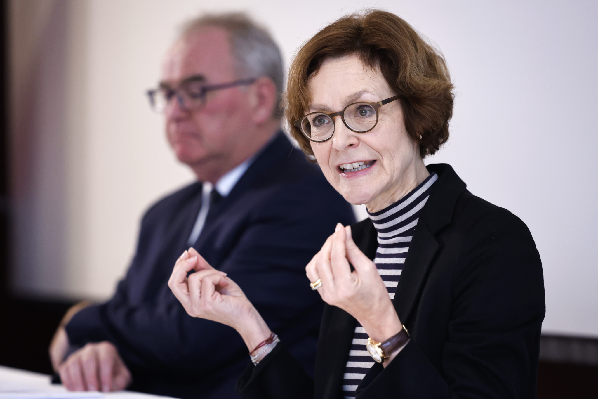 Monika Ruehl, Vorsitzende der Geschaeftsleitung economiesuisse, vorne, spricht neben Christoph Maeder, Praesident economiesuisse, waehrend der Jahresmedienkonferenz von economiesuisse, am Donnerstag, 2. Februar 2023, in Bern. (KEYSTONE/Peter Klaunzer)