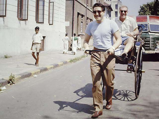 Torjäger Geni Meier führt Trainer Albert Sing in der Rikscha spazieren. (zvg)