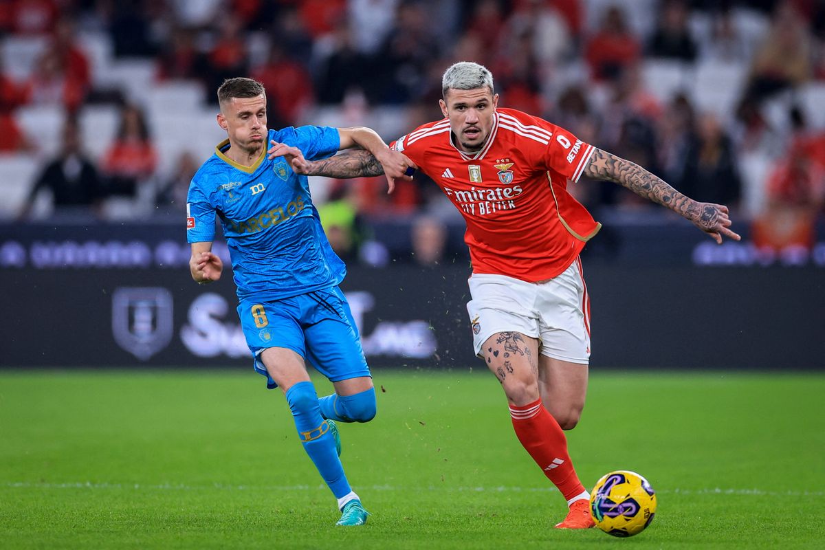 Le milieu de terrain suisse de Gil Vicente, Maxime Dominguez, en bleu, lutte pour le ballon avec le défenseur brésilien de Benfica, Morato, en rouge, lors du match de football de la Ligue portugaise au stade Luz de Lisbonne le 4 février 2024.
