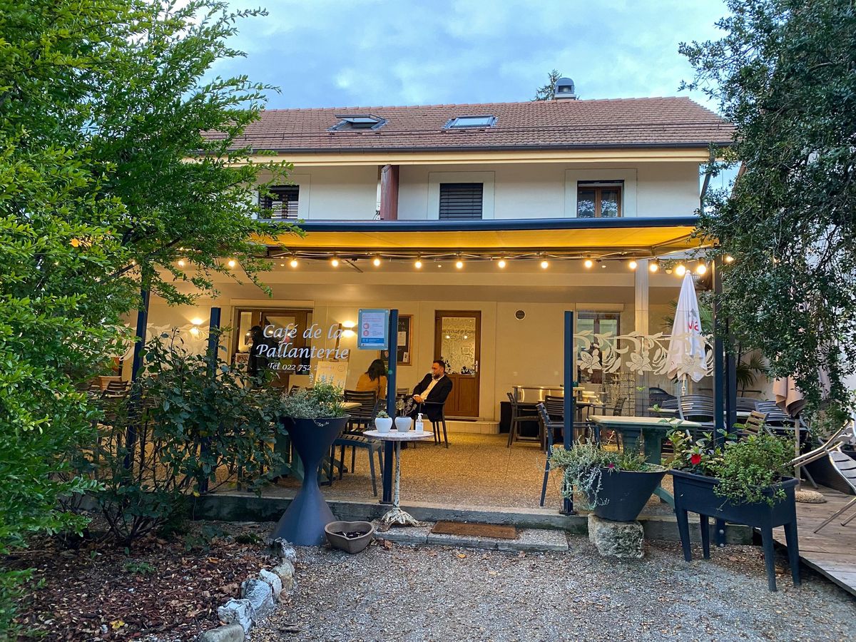 La belle entrée du Café de la Pallanterie.