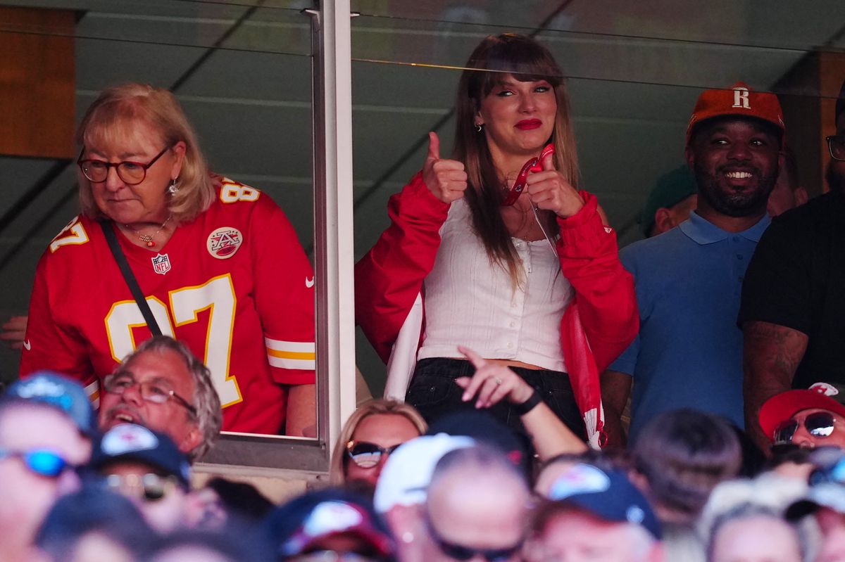 KANSAS CITY, MISSOURI - SEPTEMBER 24: Donna Kelce and Taylor Swift are seen during the first half of a game between the Chicago Bears and the Kansas City Chiefs at GEHA Field at Arrowhead Stadium on September 24, 2023 in Kansas City, Missouri.   Jason Hanna/Getty Images/AFP (Photo by Jason Hanna / GETTY IMAGES NORTH AMERICA / Getty Images via AFP)