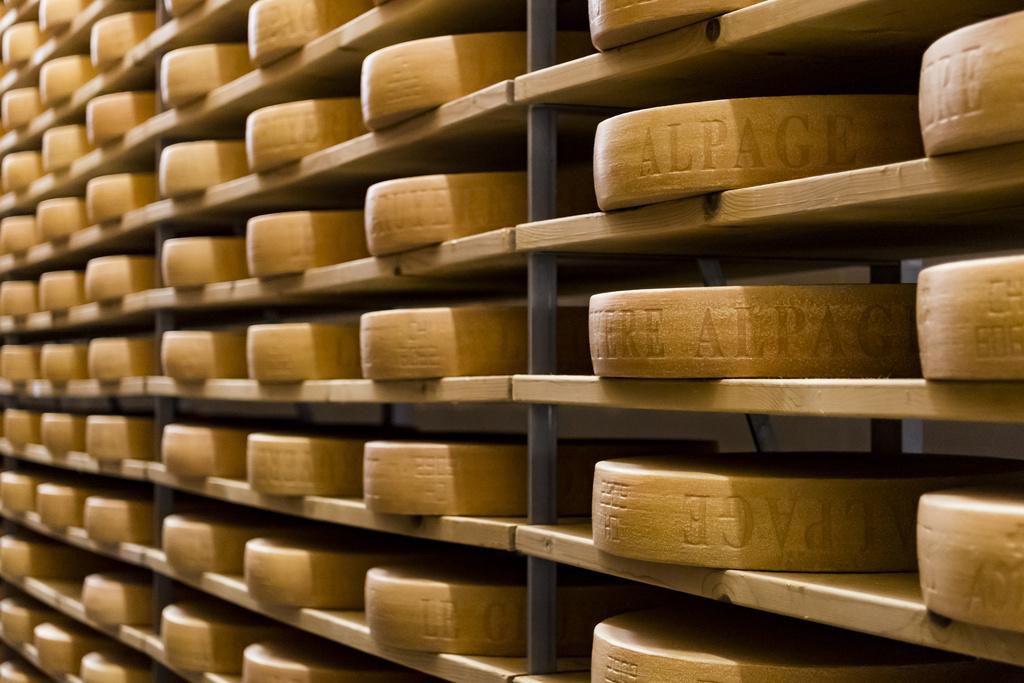 Le fromage suisse le plus exporté est sans conteste le Gruyère AOP: durant le premier semestre 2021, ses exportations ont augmenté de 8,1%, soit 478,4 tonnes, pour atteindre un total de 6377,6 tonnes.