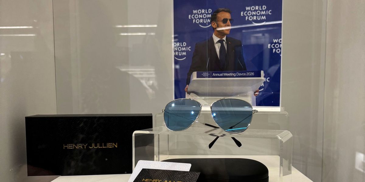 Zum-franz-sischen-Nationalfeiertag-In-Macrons-offiziellem-Souvenirshop-gibts-Seifen-Tassen-und-seine-Pilotenbrille-aus-Davos