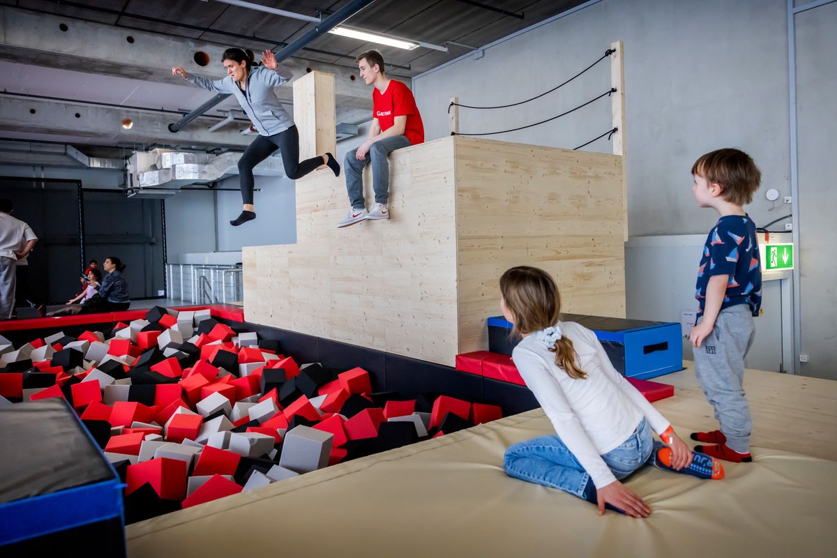 Geneve, le 25 fevrier 2024. Reportage dans le Nouveau Centre de sports et de loisirs indoor de Geneve, le Gravity Park. Une salle dediee aux sports urbains avec des parcours adapte: trampoline, rampe Ninja et bac a mousse. © Magali Girardin