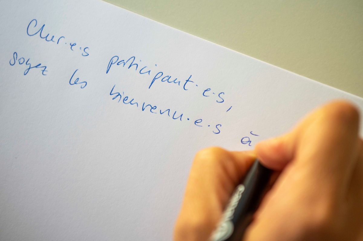 Aux points médians et autres astérisques, les Suisses préfèrent d’autres formes plus simples et usuelles d’écriture inclusive, comme le doublet ou l’emploi de mots épicènes.